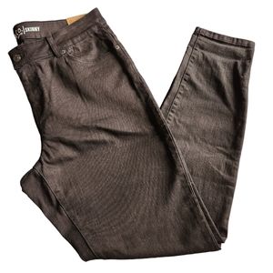 NWT ROEBUCK & CO black skinny, mid rise jeans. Size 16